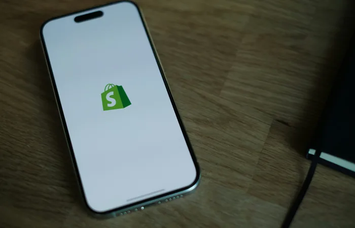 Hjælp til Shopify — Shopify-app åben på en telefon